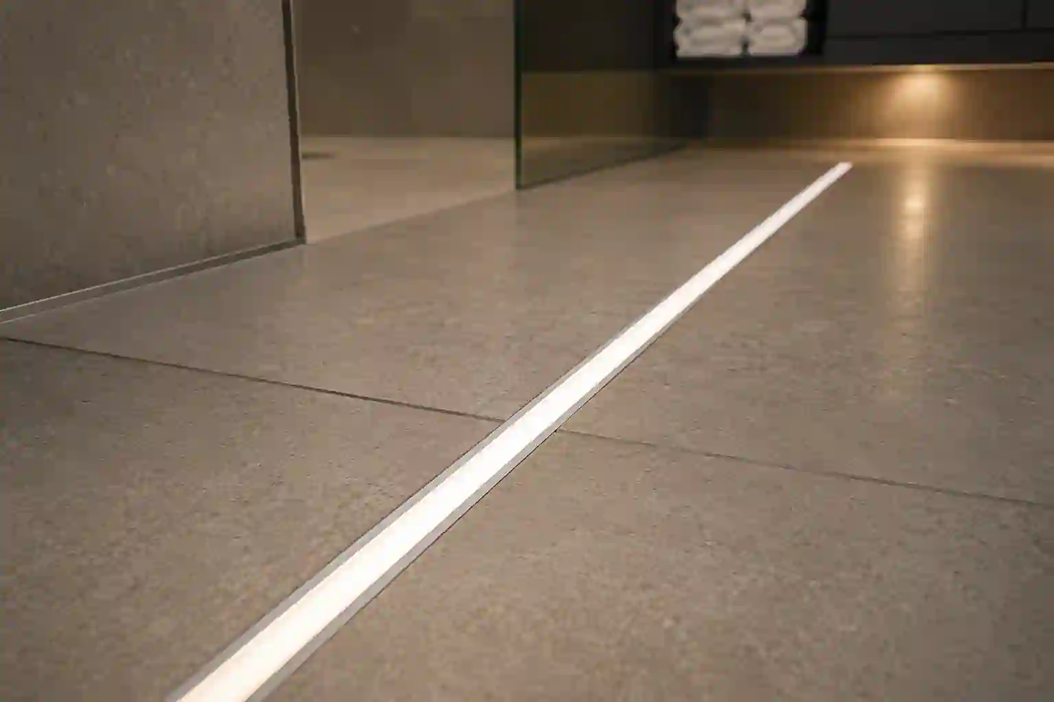LED profil FL1 zabudovaný v podlahové dlažbě světelný pruh v podlaze koupelna schodiště